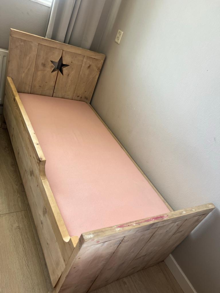 Houten kinderbed met ster en bijpassende kledingkast, Kinderen en Baby's, Kinderkamer | Bedden, Ophalen, 70 tot 85 cm, Zo goed als nieuw
