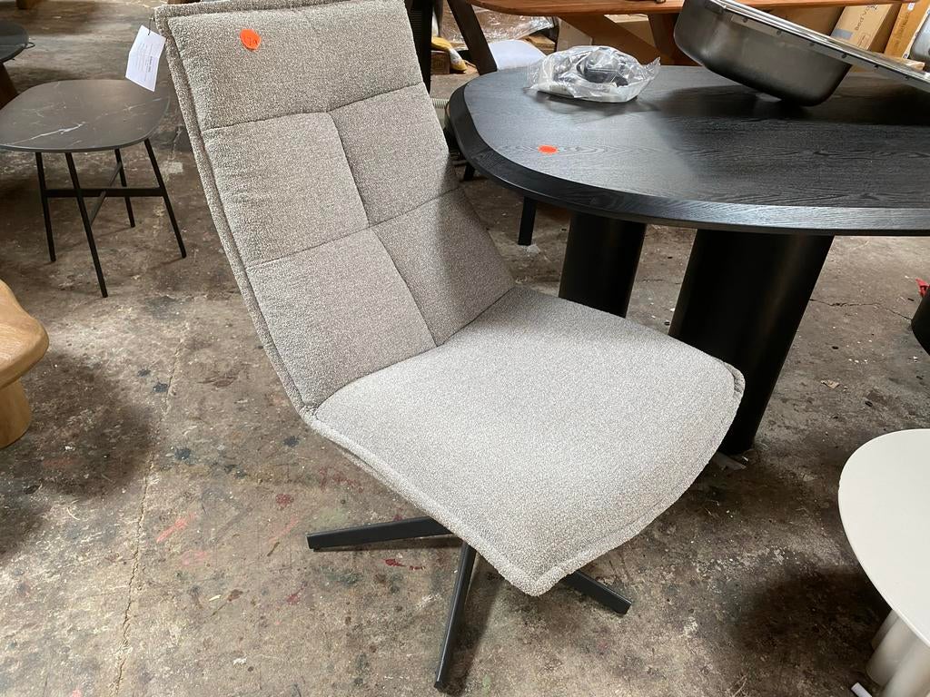 Draaibare fauteuil in grijze bouclé stof showroom model, Huis en Inrichting, Fauteuils, Nieuw, Stof, 50 tot 75 cm, Minder dan 75 cm
