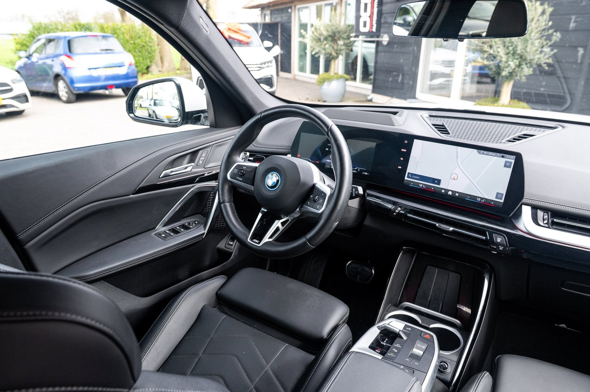 BMW iX1 EDrive 20 M Sport Live Cockpit I Mineralweiss Metall, Auto's, Dealer onderhouden, Gebruikt, Zwart, Wit