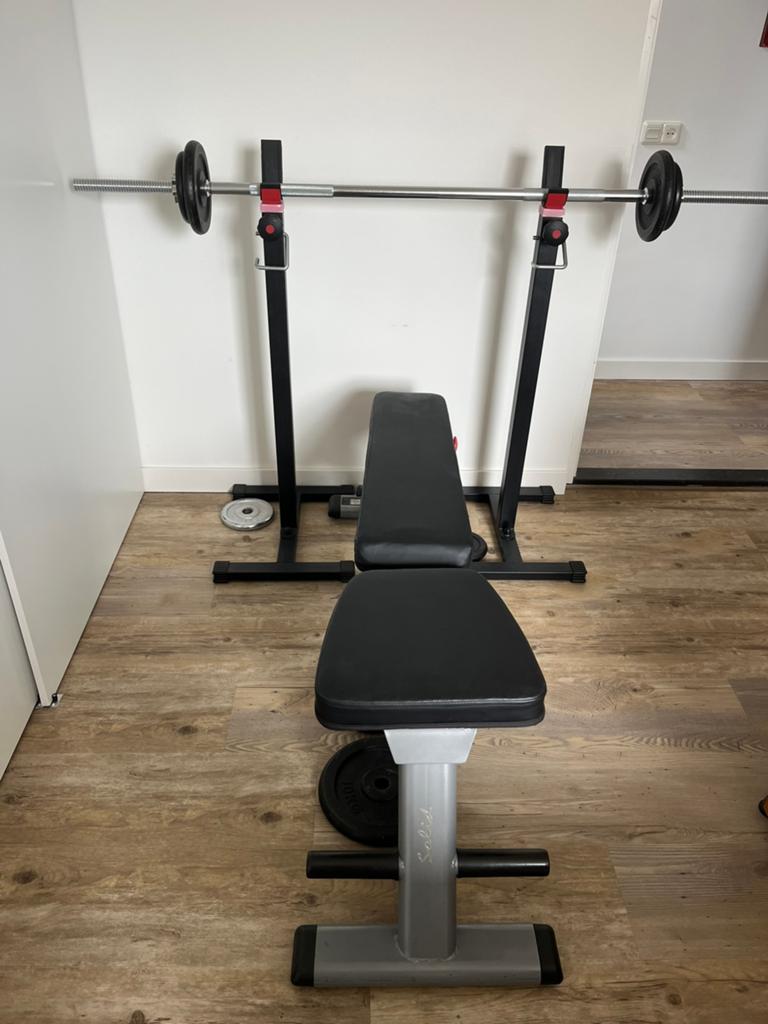 Halterbank, haltersteunen en gewichten, Sport en Fitness, Fitnessapparatuur, Ophalen, Zo goed als nieuw, Overige materialen, Krachtstation