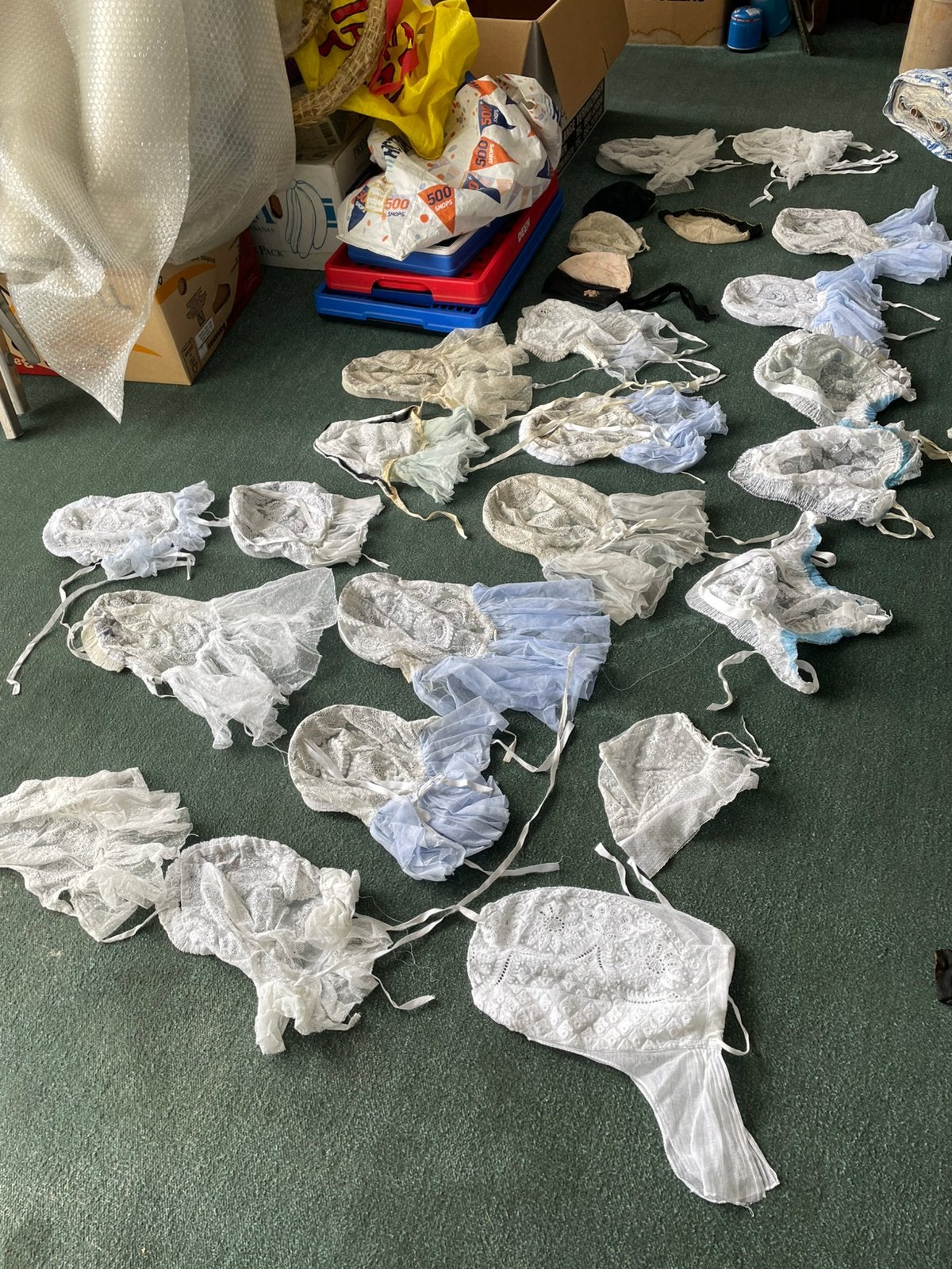 25 antieke mutsjes klederdracht brocante, Ophalen