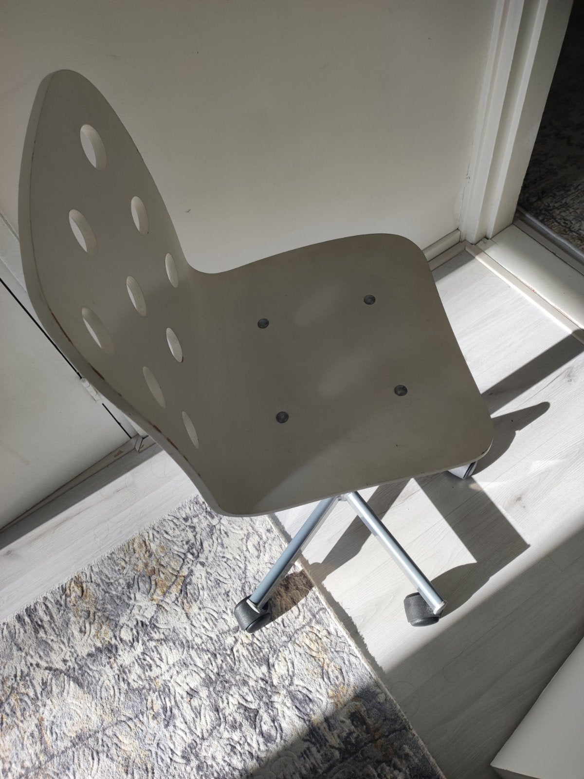 Witte bureaustoel met gatenpatroon, Wit, Ophalen of Verzenden, Kunststof, Gebruikt