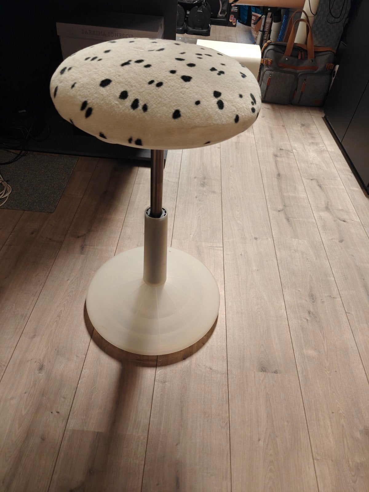 Ergonomische kruk met dalmatiër print, in hoogte verstelbaar, Gebruikt, Wit, Kunststof, Ophalen of Verzenden
