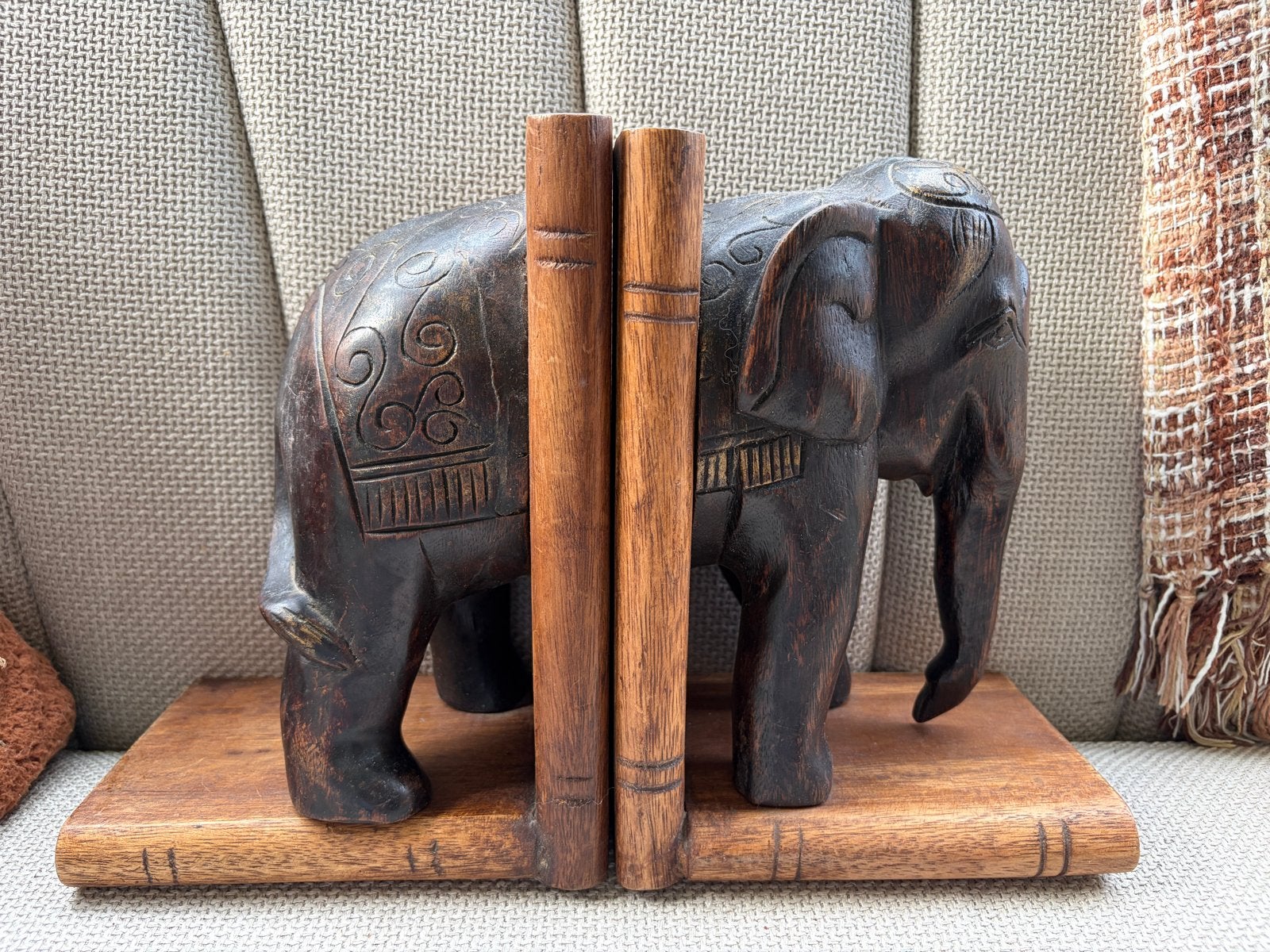 Unieke handgesneden olifant boekensteunen, Hout, Ophalen of Verzenden, Bruin, Oosters