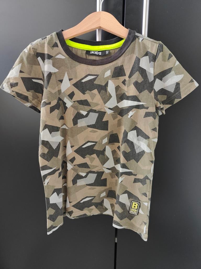Stoer camouflage T-shirt - maat 122/128, Kinderen en Baby's, Kinderkleding | Maat 122, Ophalen of Verzenden, Gebruikt, Jongen of Meisje