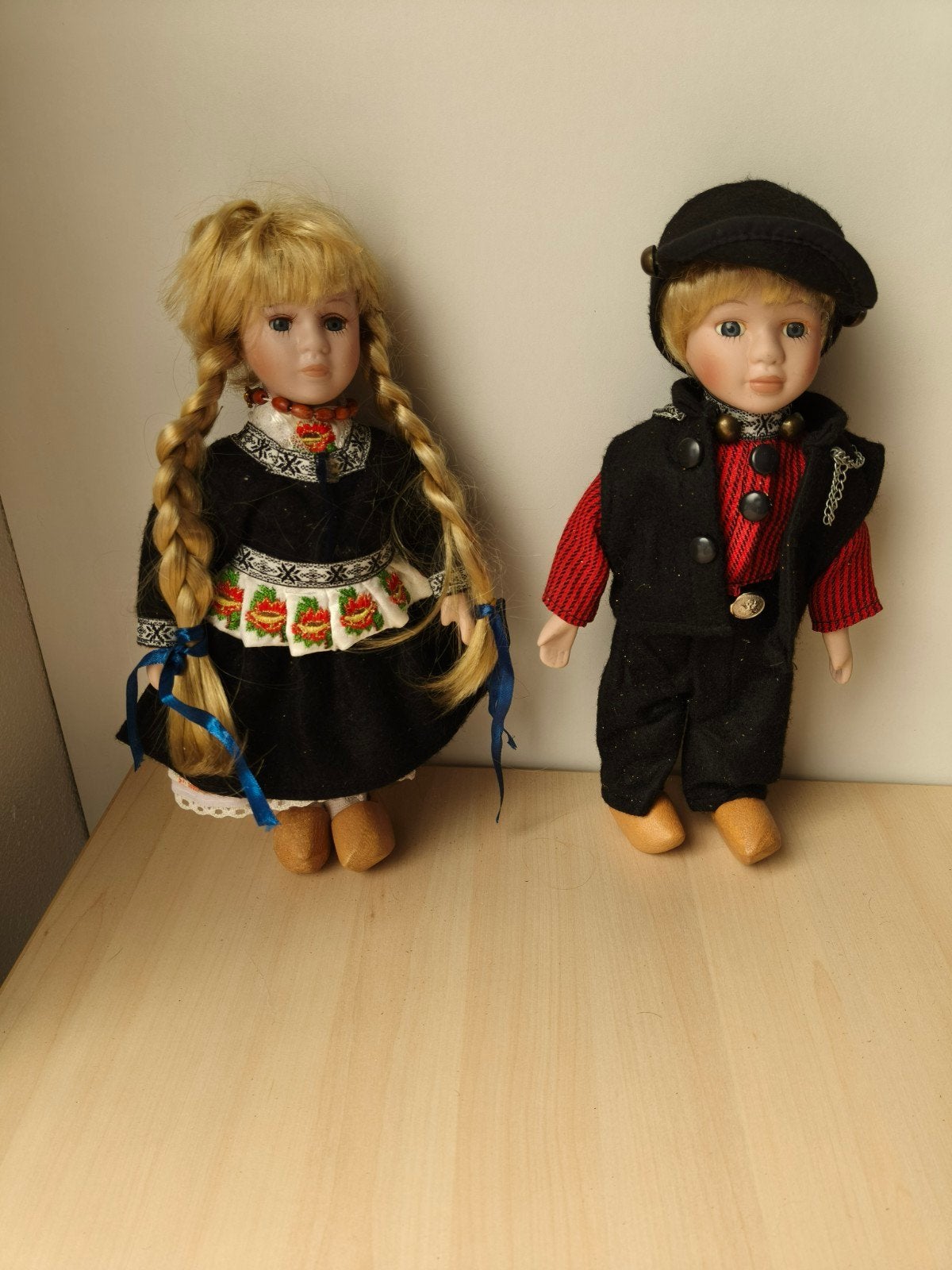2 klederdracht poppen Holland, Ophalen of Verzenden