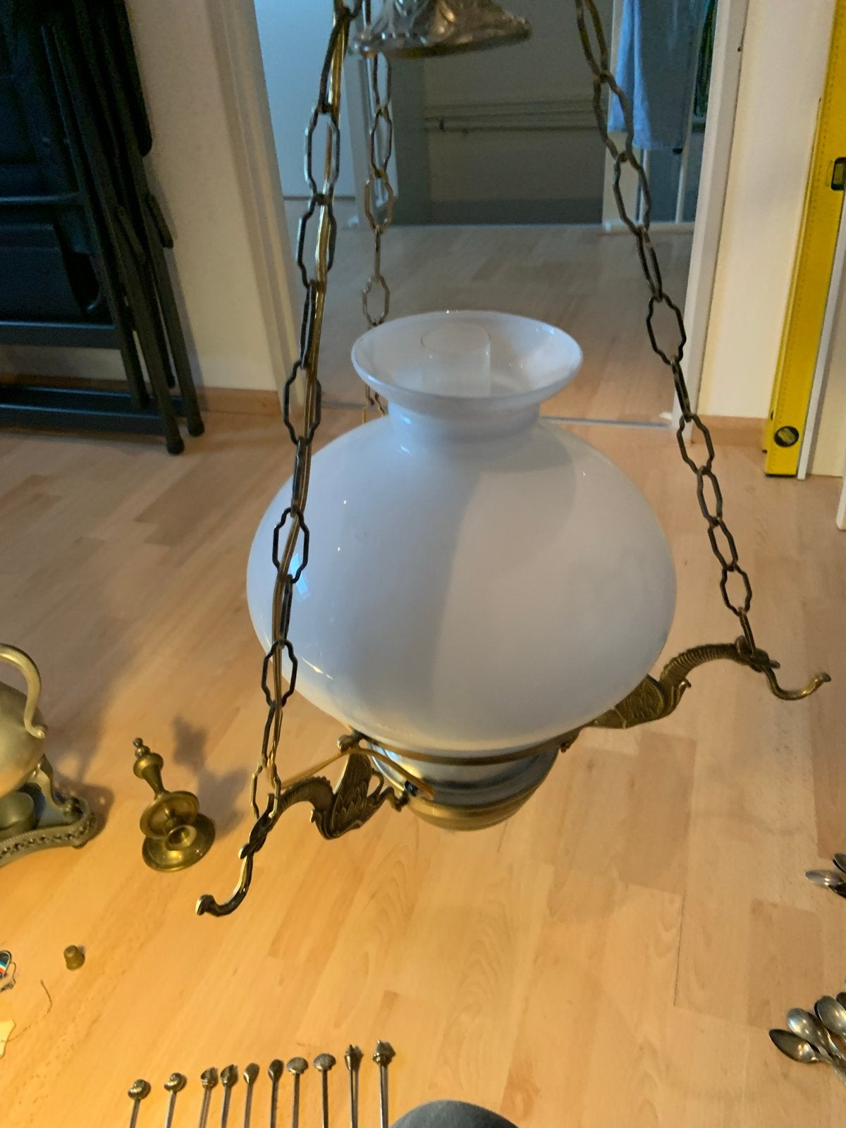 Antieke hanglamp met opaline kap en messing details, Ophalen of Verzenden