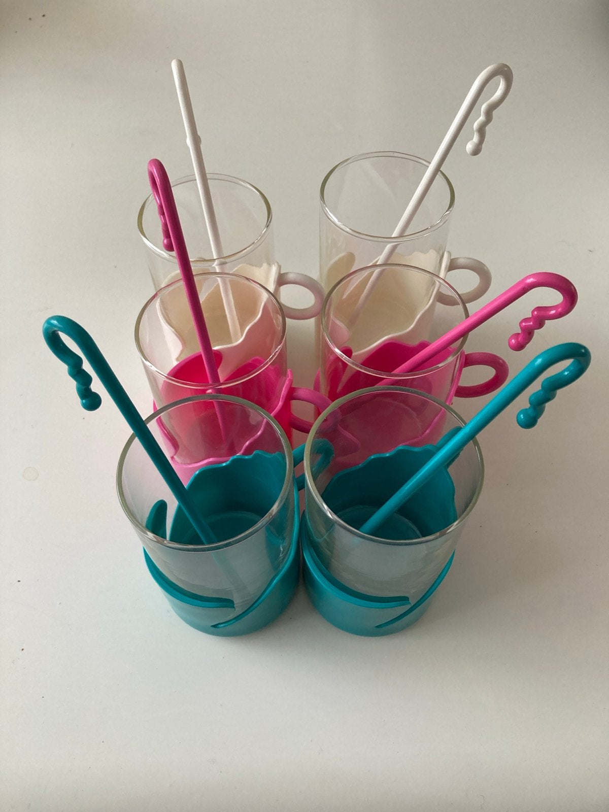 Set van 6 Glazen Mokken met Kleurrijke Houders en Roerstaafj, Ophalen of Verzenden, Zo goed als nieuw, Meerkleurig, Glas