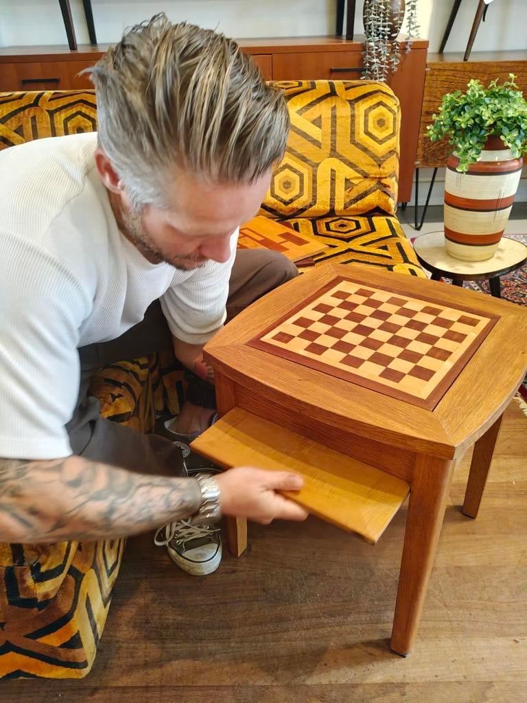 Houten bijzettafel met ingelegd schaakbord, Ophalen of Verzenden
