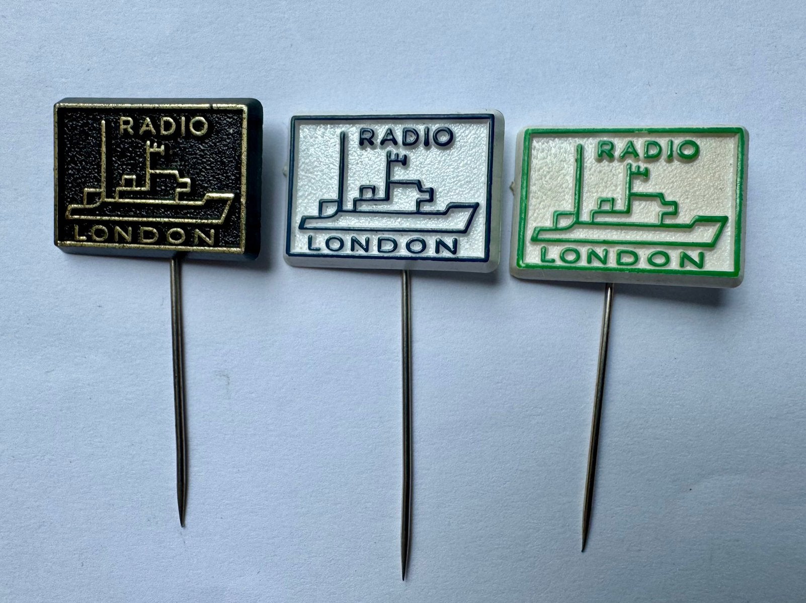 3 Plastic Speldjes Zeezender Radio London ‘Big L’, Ophalen of Verzenden, Zo goed als nieuw, Overige onderwerpen, Speldje of Pin