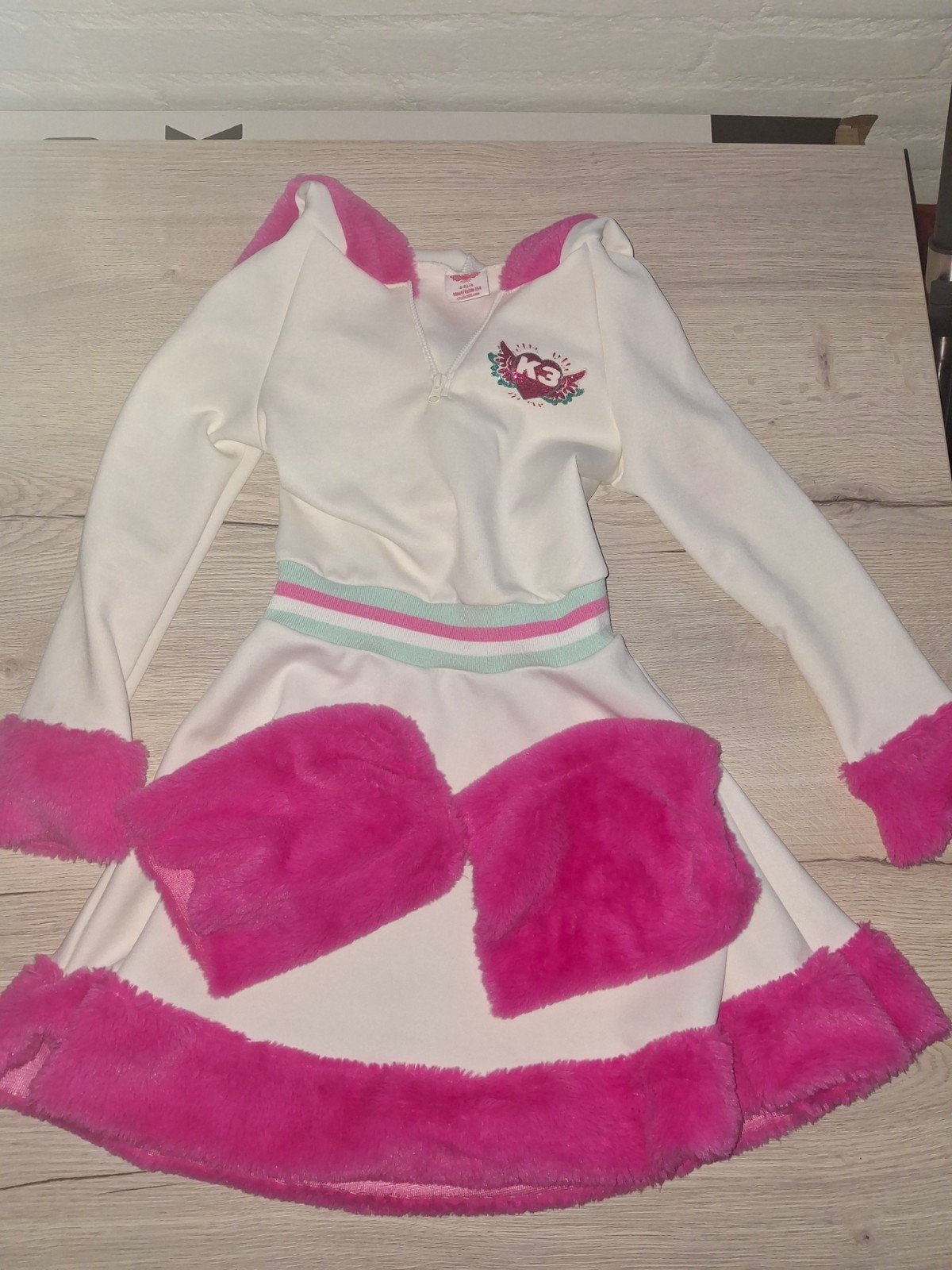 K3 Jurk - Wit met roze accenten maat 134, Kinderen en Baby's, Carnavalskleding en Verkleedspullen, Ophalen of Verzenden, Zo goed als nieuw