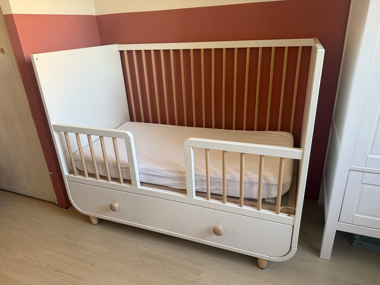 IKEA MYLLRA Ledikant wit/berken met lade + matras, Kinderen en Baby's, Ophalen, Gebruikt, 70 tot 85 cm, Minder dan 140 cm