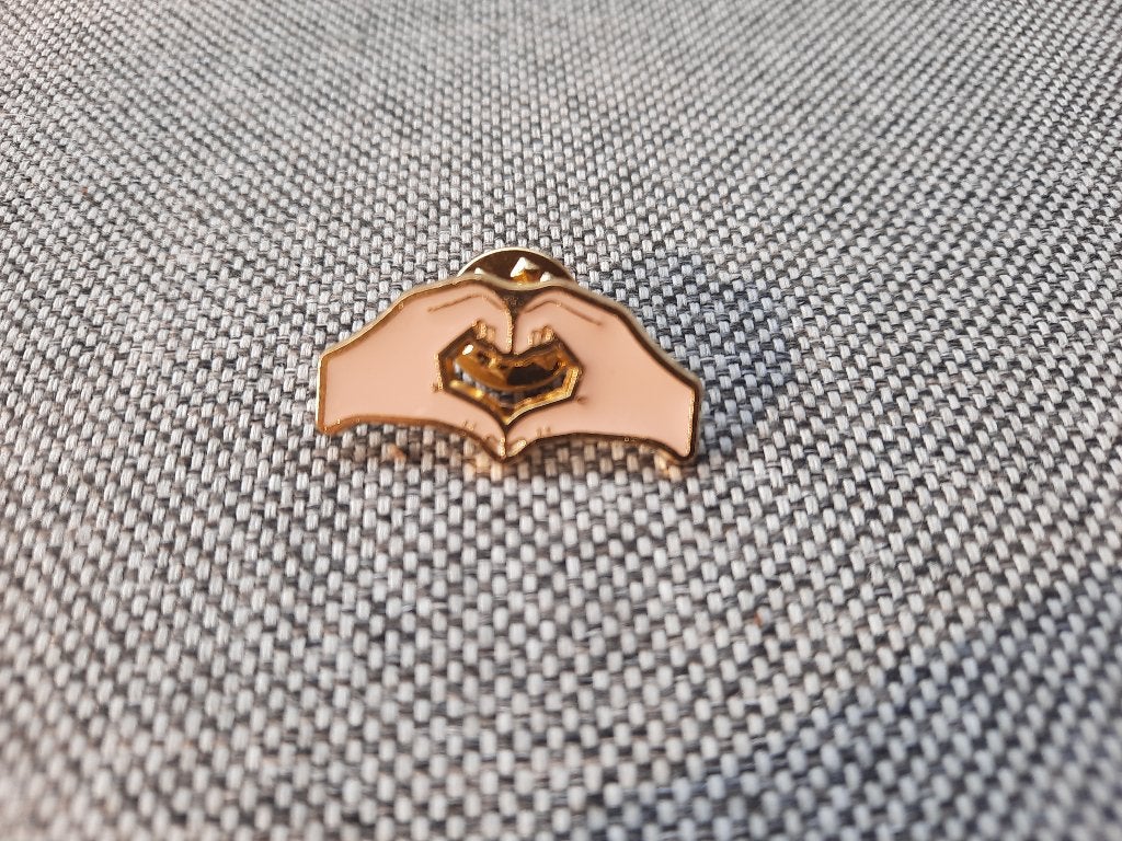 1 pin van 2 handen die een hartje maken te koop, Verzamelen, Ophalen of Verzenden, Nieuw, Overige onderwerpen, Speldje of Pin