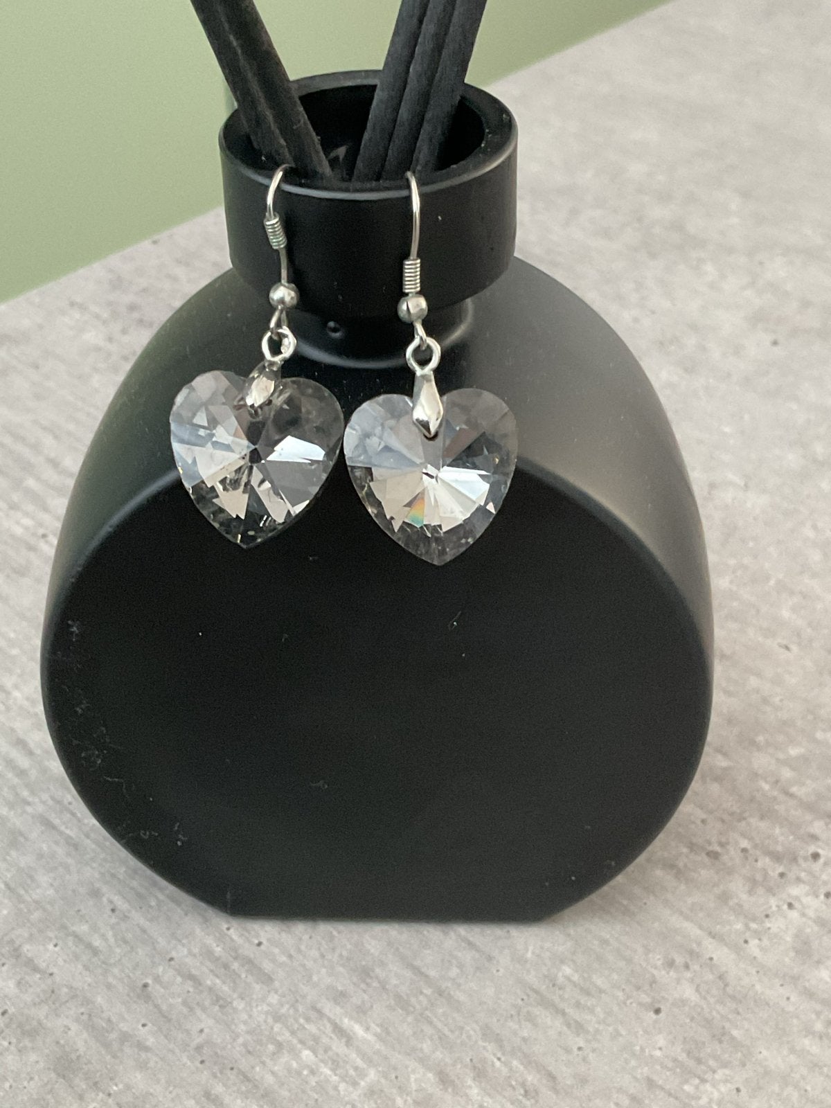 Nieuwe Grijze Hartjes Oorbellen - Lichtgewicht & Comfortabel, Sieraden, Tassen en Uiterlijk, Oorbellen, Met kristal, Overige materialen