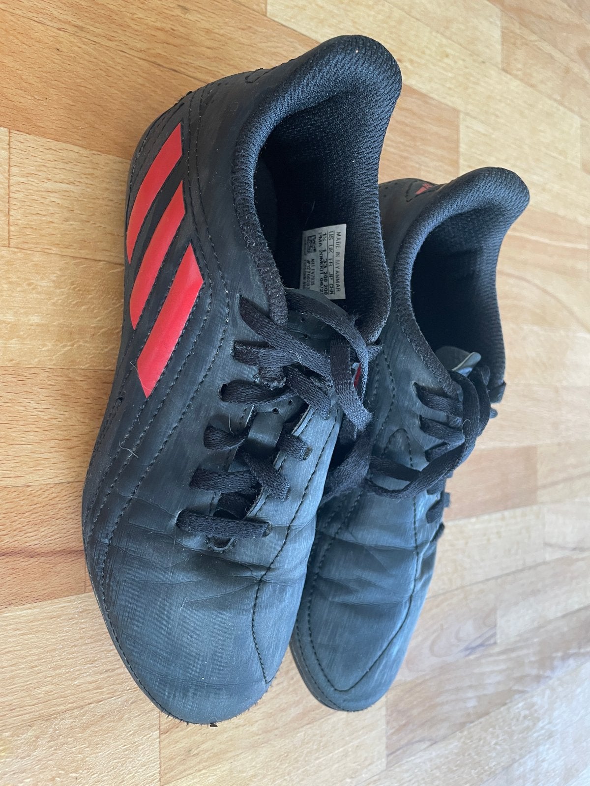 Adidas Voetbalschoenen Maat 33 - Zwart/Rood, Maat XS of kleiner, Ophalen of Verzenden, Gebruikt, Schoenen