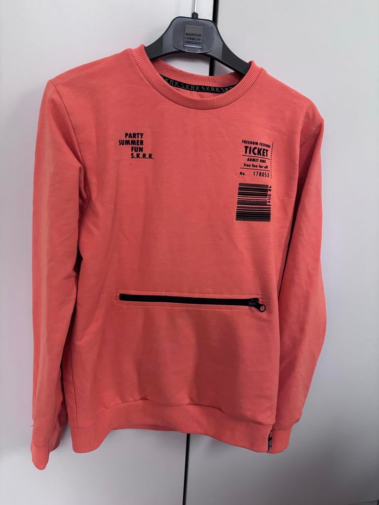 S.K.R.K. Oranje Sweater Skurk, zakje met rits. Maat 146/152, Kinderen en Baby's, Kinderkleding | Maat 146, Gebruikt, Jongen of Meisje