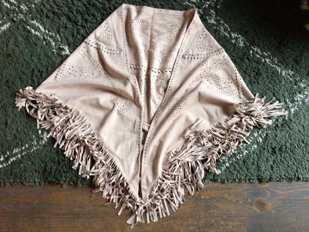Poncho, omslagdoek, shawl, sjaal pink, franje Boho, Ophalen of Verzenden, Zo goed als nieuw, Maat 46/48 (XL) of groter, Sjaal