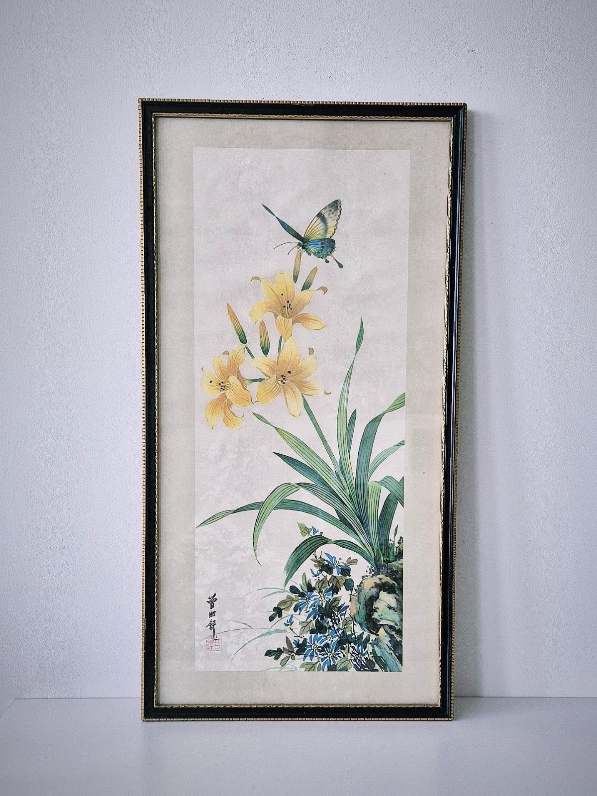 Vintage Chinees schilderij: Daglelies en vlinder, Bloemen, Ophalen of Verzenden, Vintage, Gesigneerd
