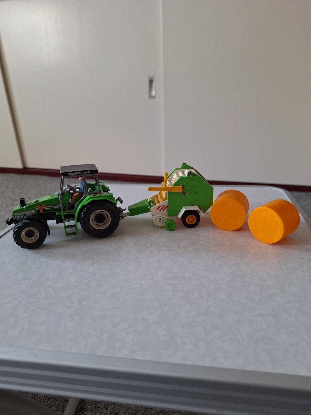 Speelgoed tractor met balenpers en hooibalen, Ophalen of Verzenden, Gebruikt