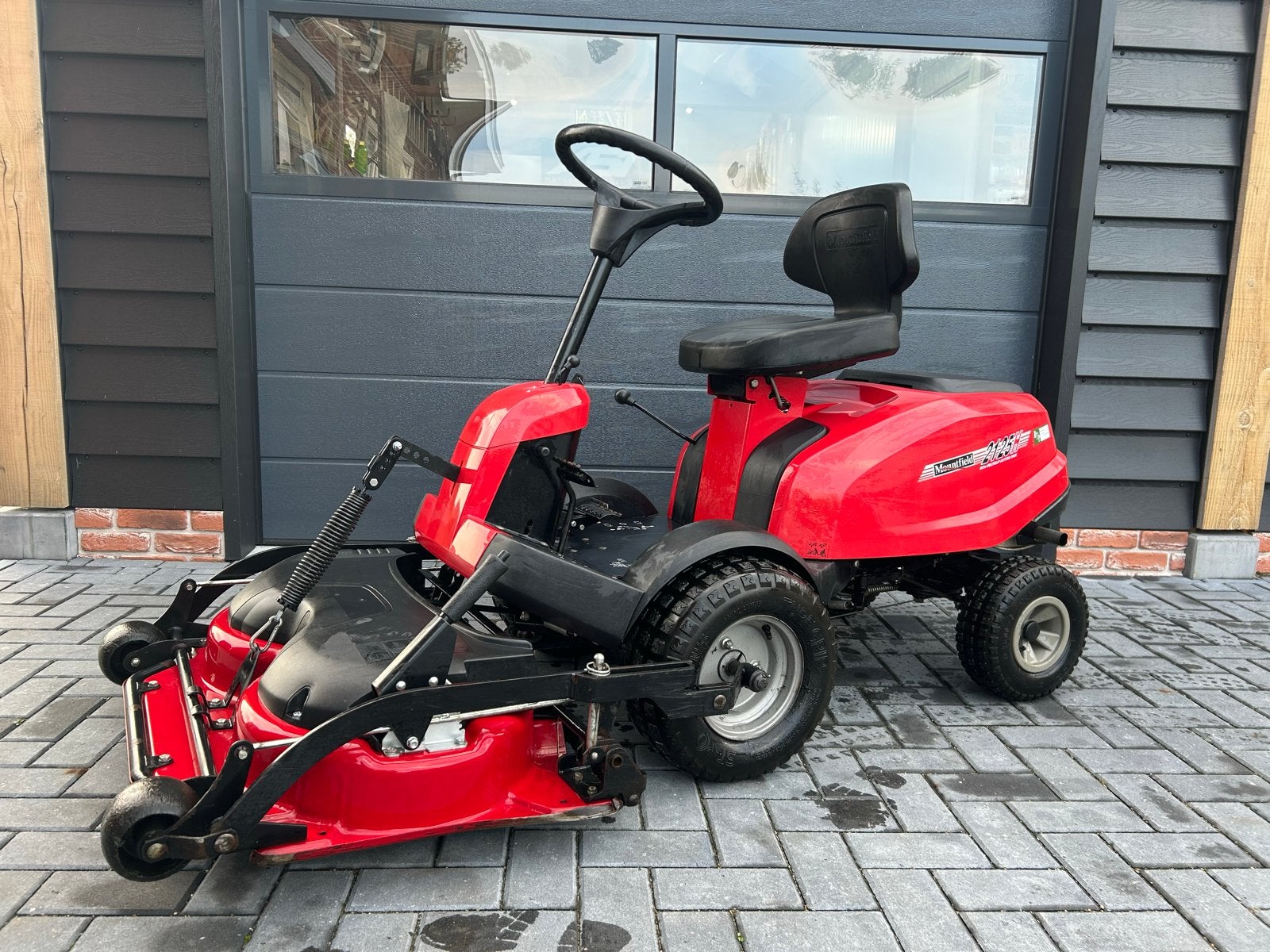 Foto 3 van Mountfield 2125H Zitmaaier - Frontmaaier stiga castel garden