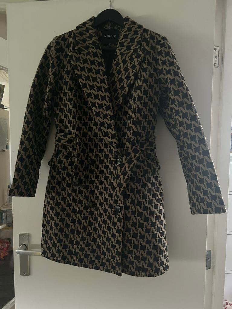 Nikkie trenchcoat logo bruin, maat M, Kleding | Dames, Ophalen of Verzenden, Nieuw, Maat 38/40 (M), Bruin