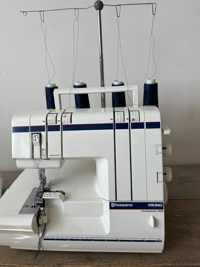 Husqvarna lockmachine 905, Hobby en Vrije tijd, Ophalen, Zo goed als nieuw, Lockmachine, Husqvarna