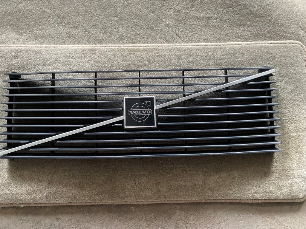 Volvo 242 / 244 / 245 grille z.g.a.n. (1976 t/m 1981), Auto-onderdelen, Carrosserie en Plaatwerk, Ophalen, Voor, Volvo, Bumper