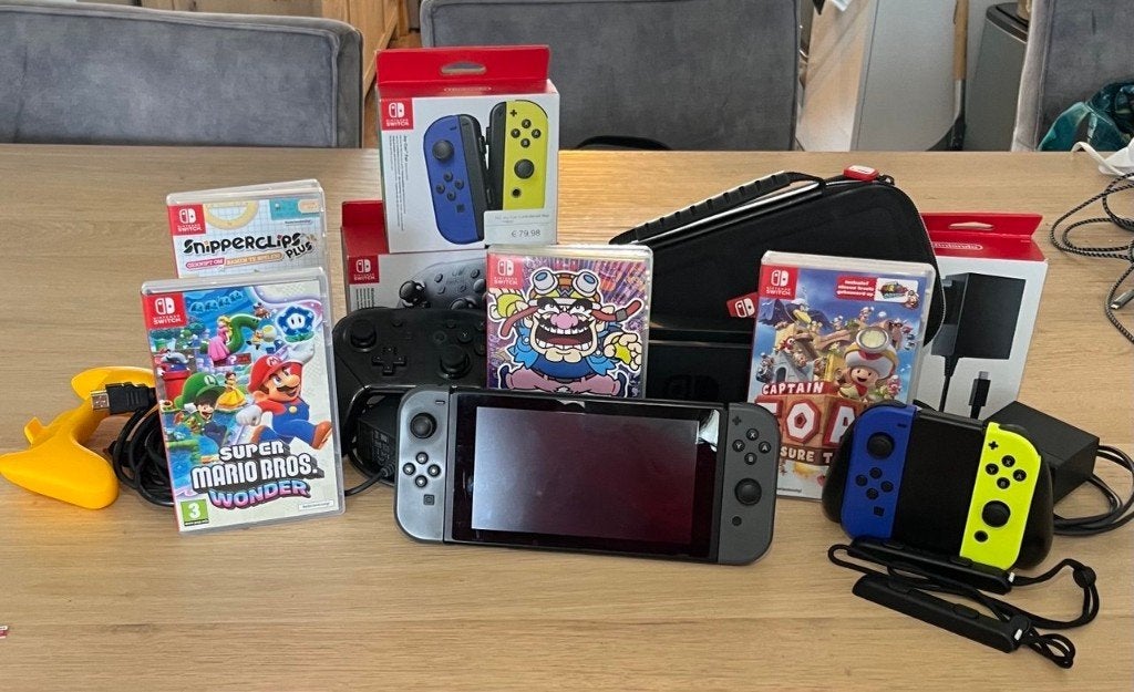 Nintendo Switch + 2 games, Spelcomputers en Games, Spelcomputers | Nintendo Switch, Switch 2019 Upgrade, Verzenden, Zo goed als nieuw