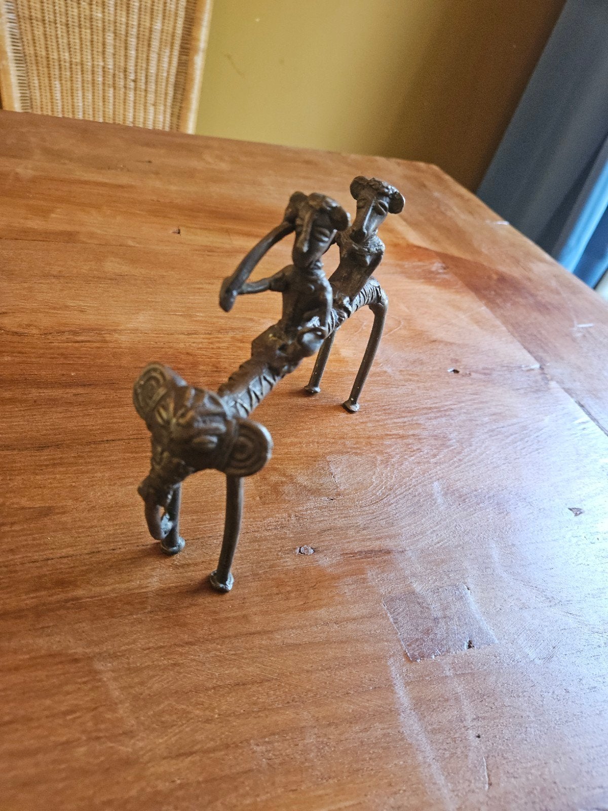 Bronzen Afrikaans beeldje - Twee figuren op olifant, Antiek en Kunst, Bruin, Afrika, Handgemaakt, Ophalen of Verzenden