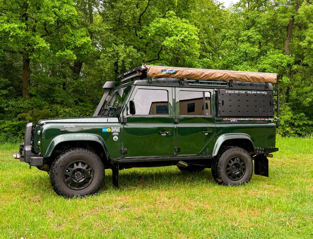 Land Rover Defender 110 Td5 – volledig opgebouwde reisauto, Zwart, 23 km/l, Origineel Nederlands, Defender