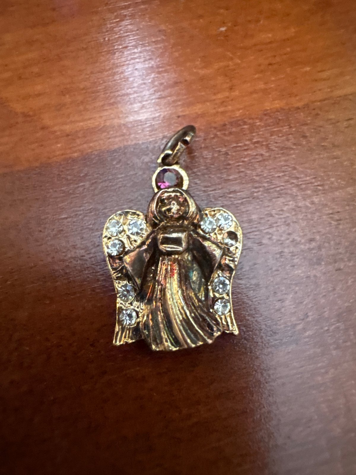 Gouden  Engel Bedel met Strass en Paarse Steen, Overige merken, Overige materialen, Gebruikt, Ophalen of Verzenden