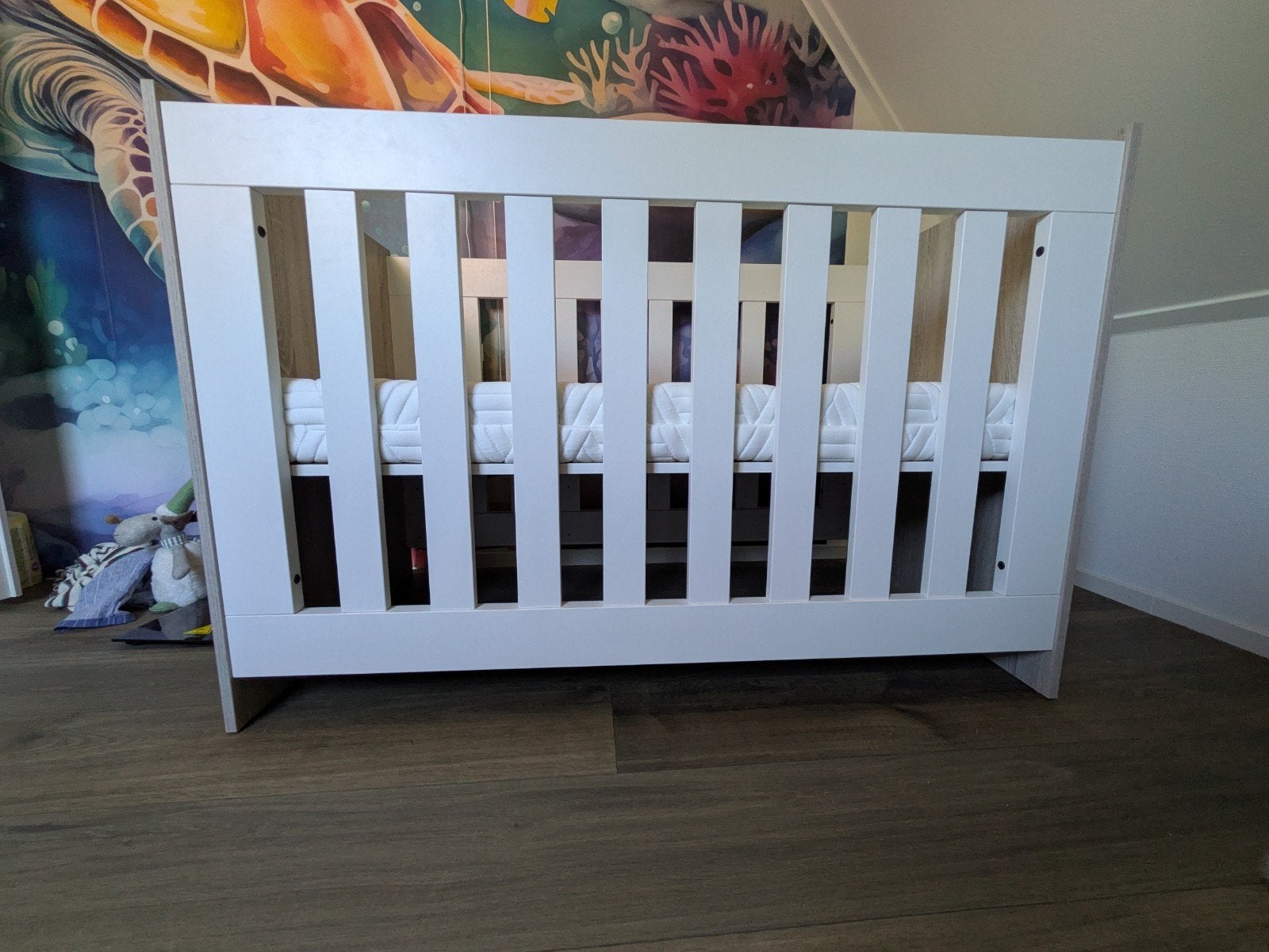 Ledikant en commode wit met houtkleur, Ophalen, Zo goed als nieuw, Jongetje of Meisje