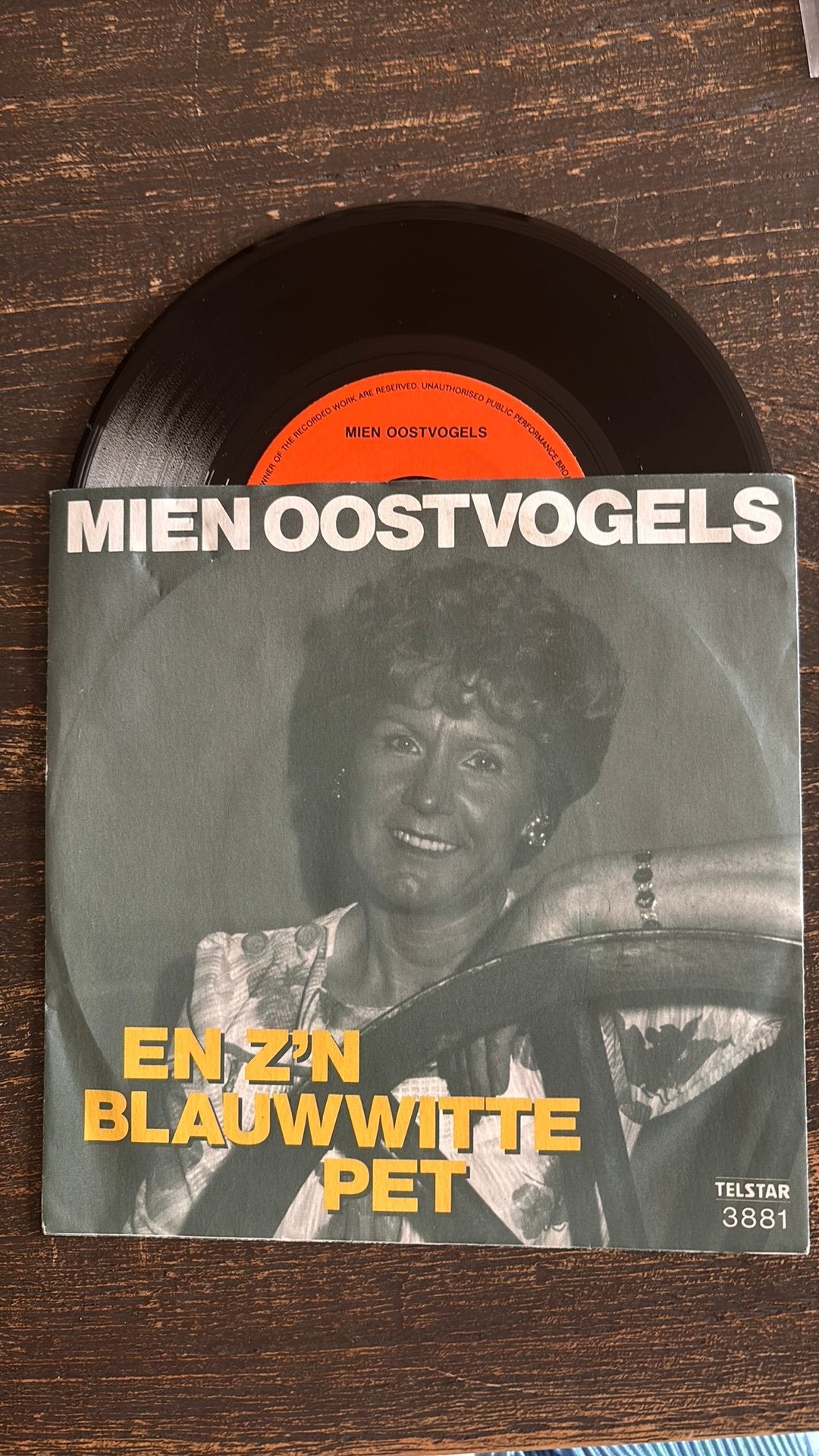 Mien Oostvogels - En z’n blauwwitte pet.  Telstar 3881, Ophalen of Verzenden, Zo goed als nieuw, Nederlandstalig