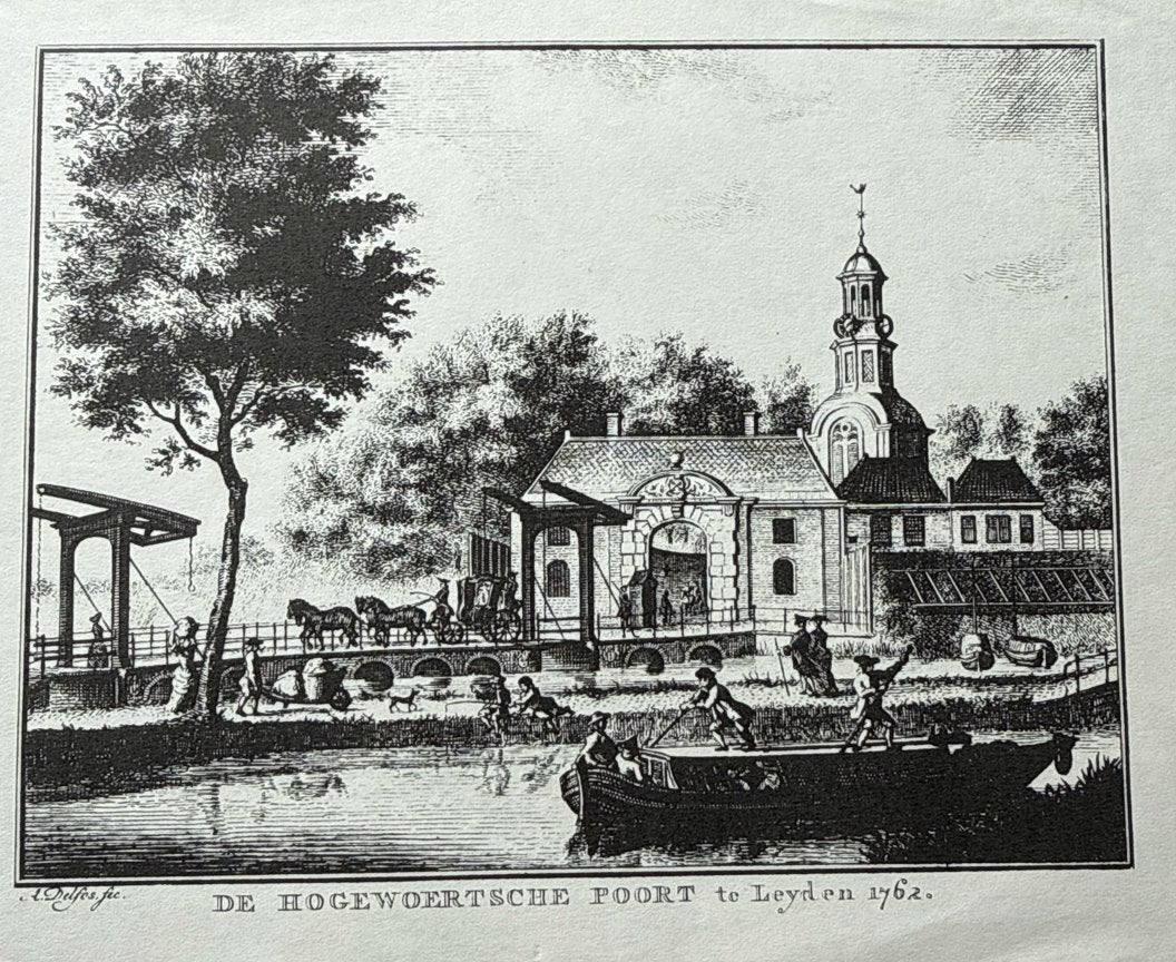 De Hogewoertsche Poort te Leyden 1762 - afbeelding van ets, Stadsgezicht, Ophalen of Verzenden, 1700 - 1799, Met tekst