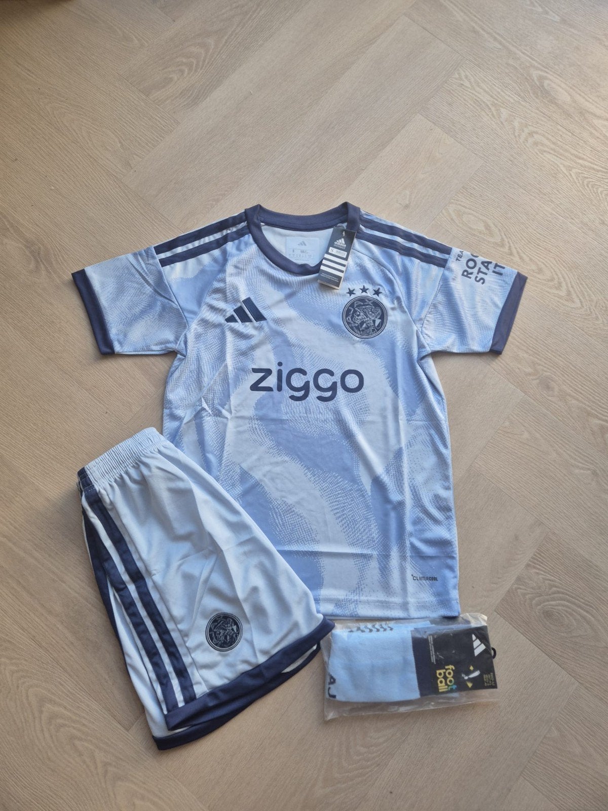 Ajax uit tenue maat S (shirt, broekje, sokken), Maat S, Ophalen of Verzenden, Nieuw, Set