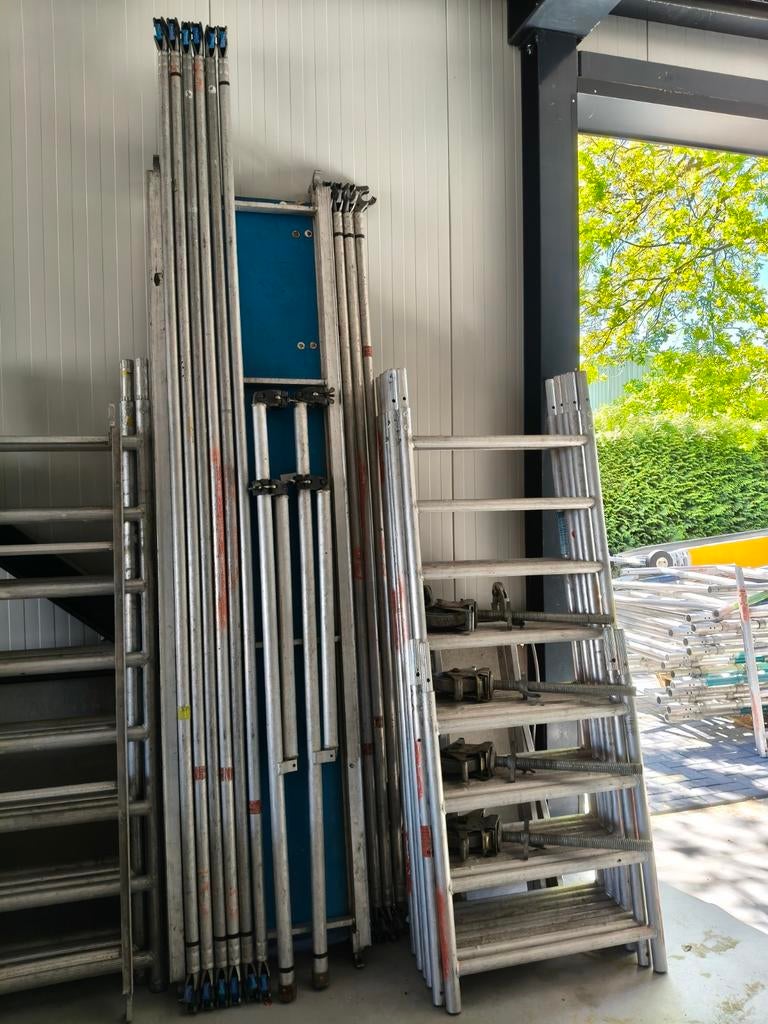 Smal rolsteiger Layher maat 285cm breed lichte vloeren, Doe-het-zelf en Verbouw, Ophalen, Rolsteiger of Kamersteiger, 5 meter of hoger