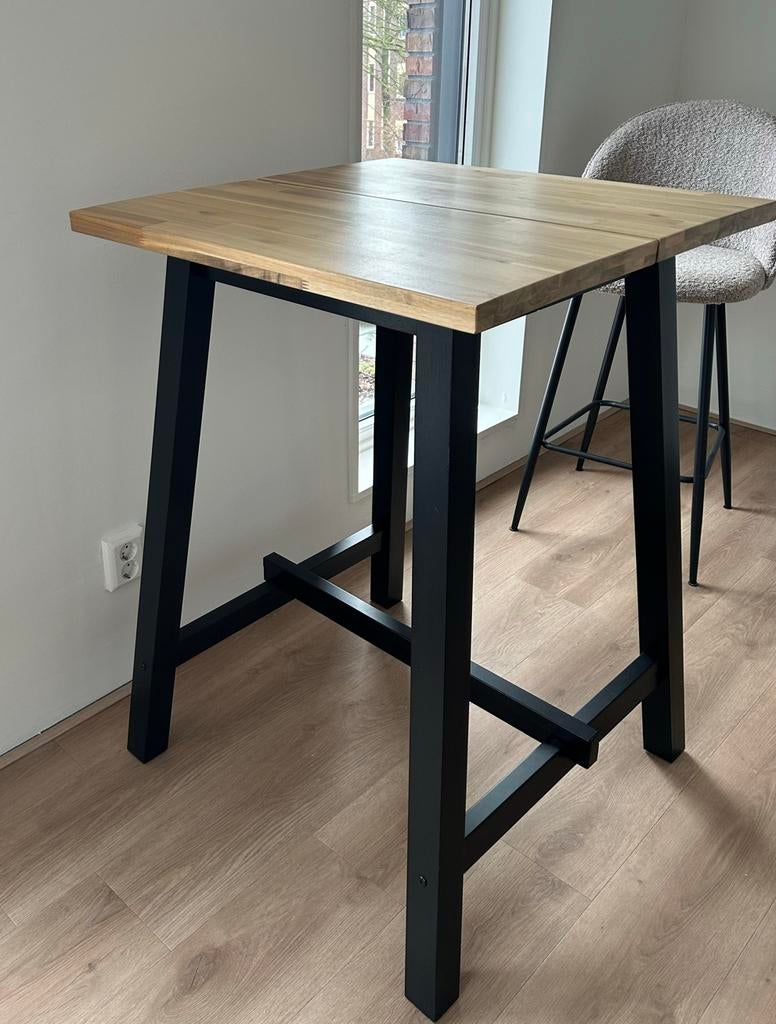 Houten Bartafel met Zwart Onderstel, 102 cm hoog, Ophalen, Vierkant, 55 tot 75 cm, Zo goed als nieuw