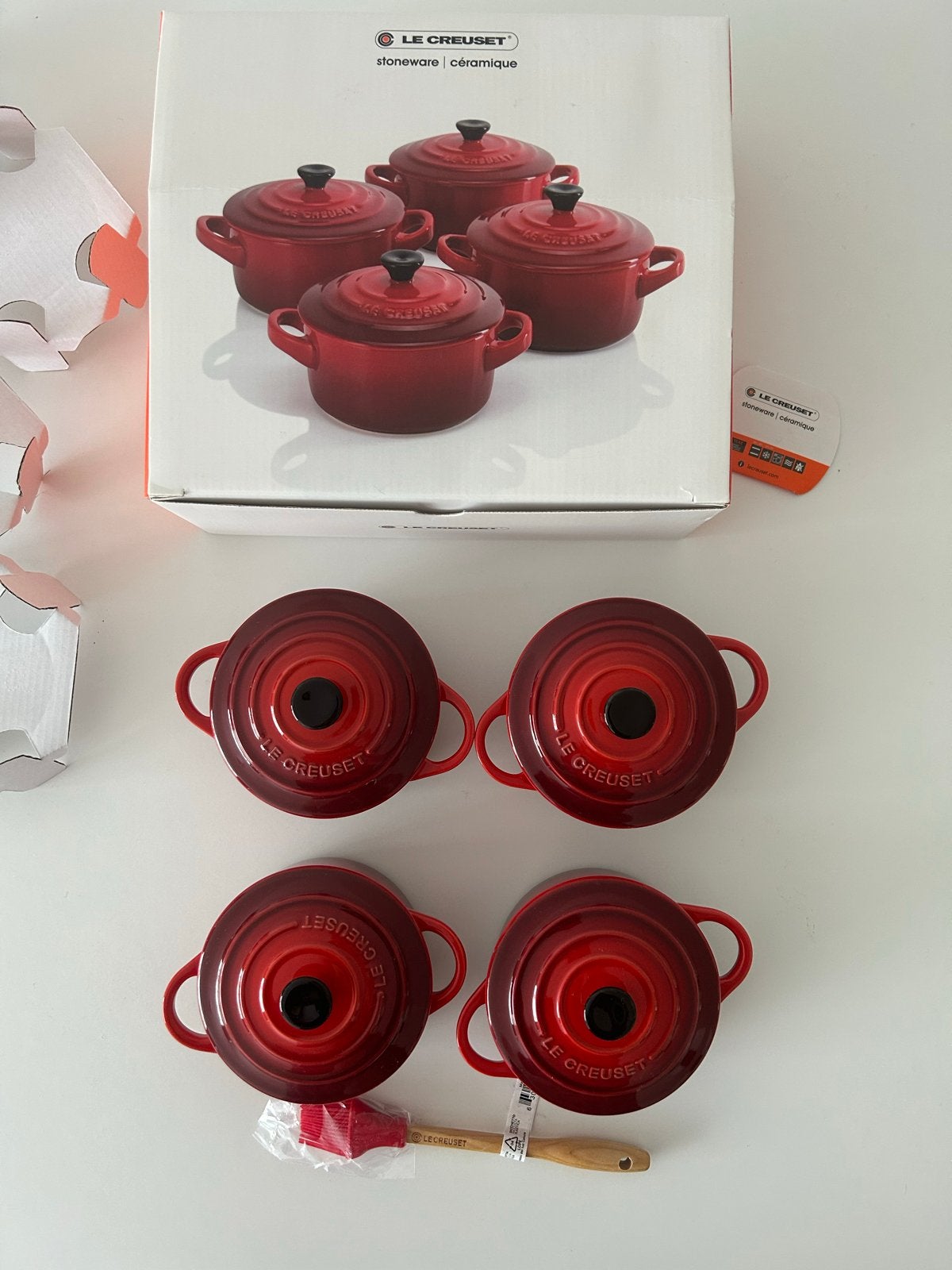 NIEUW Le Creuset Stoneware 4x Mini Cocotte Set Rood in Doos, Met deksel, Overige typen, Nieuw, Le Creuset