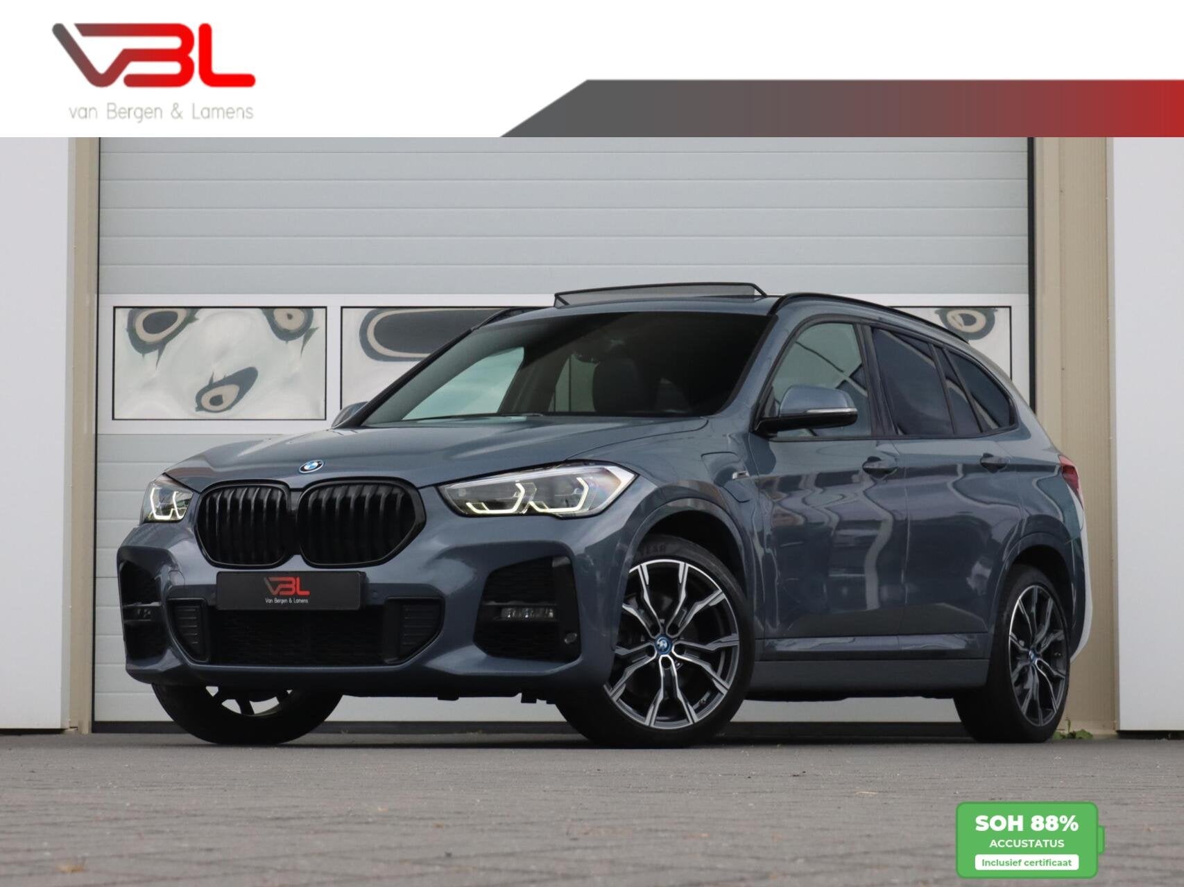 BMW X1 xDrive25e High Executive M-sport | SOH 88% | Panorama, Auto's, Dealer onderhouden, Gebruikt, Met garantie (alle), Bedrijf