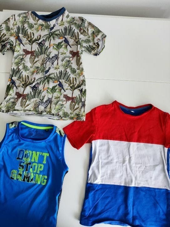 2 t-shirts-shirts en 1 singlet maat 122, Kinderen en Baby's, Kinderkleding | Maat 122, Ophalen of Verzenden, Gebruikt, Jongen