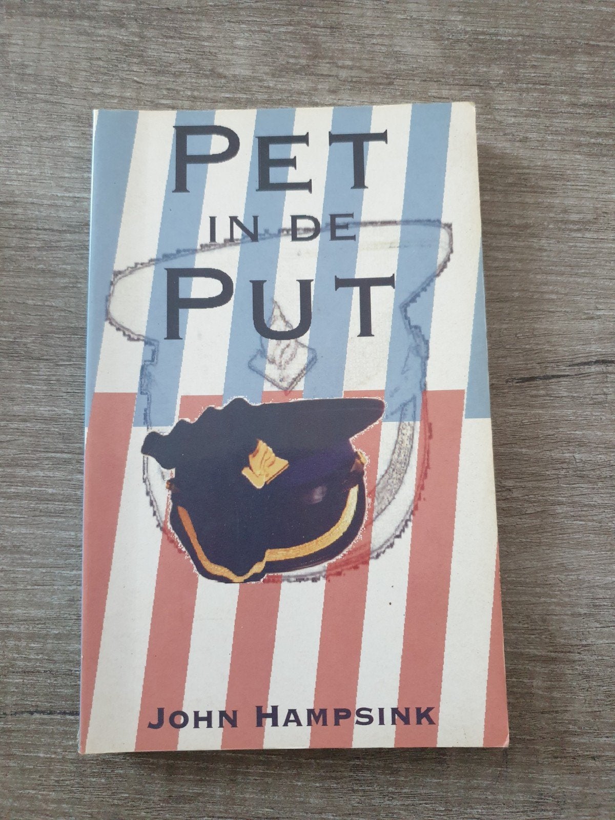 Pet in de Put - John Hampsink (Boek), Ophalen of Verzenden, Gelezen, John Hampsink