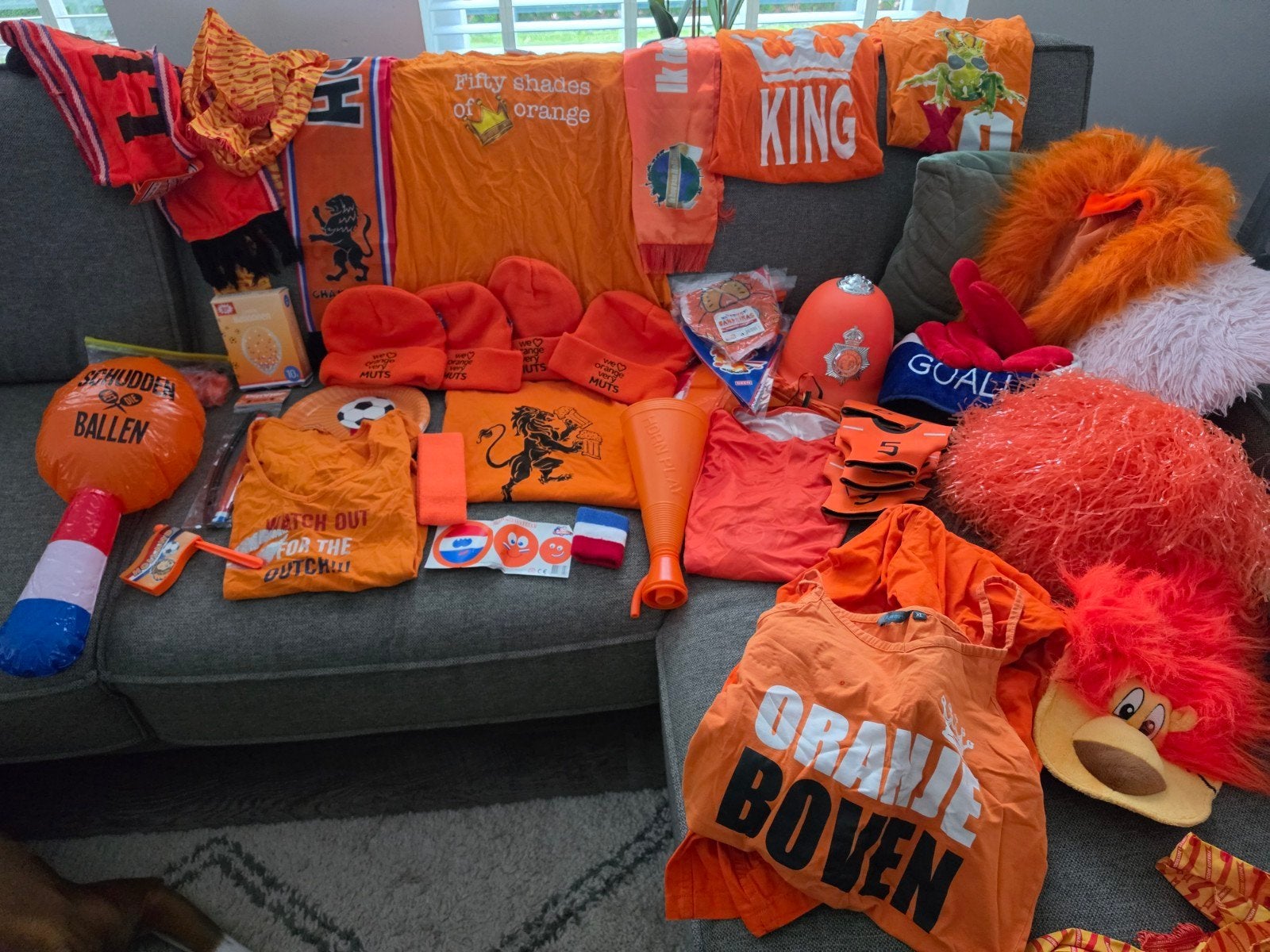 Pakket oranje artikelen, Ophalen
