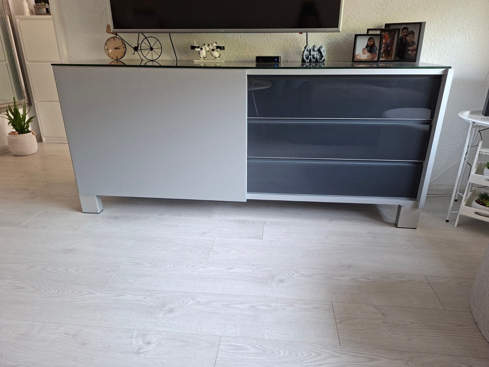 Modern TV-meubel met glazen blad en schuifdeur, Huis en Inrichting, Kasten | Televisiemeubels, Ophalen, 100 tot 150 cm, Glas, Zo goed als nieuw