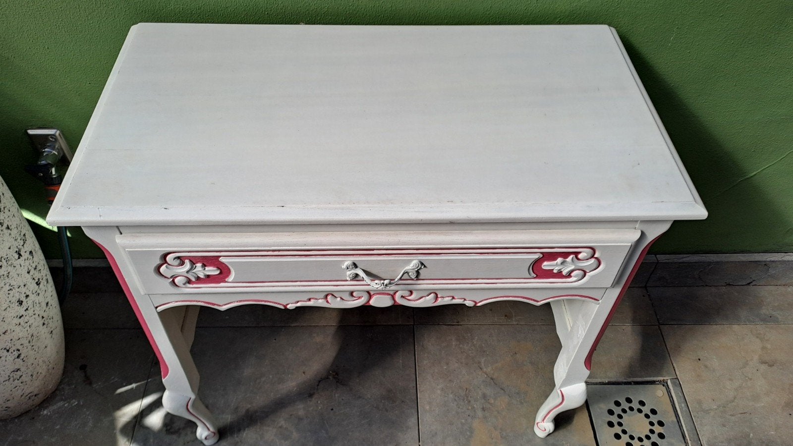 Vintage bijzettafel met lade - wit en roze accenten, Ophalen