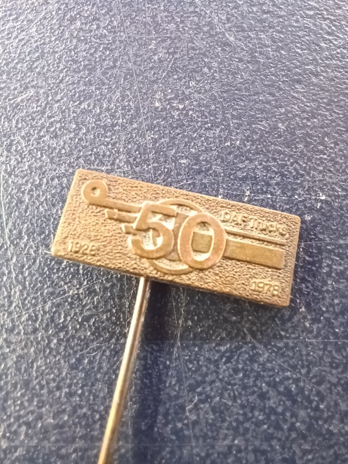 Speldje DAF Trucks 50 jaar 1928 1978, Ophalen of Verzenden, Gebruikt, Overige onderwerpen, Speldje of Pin