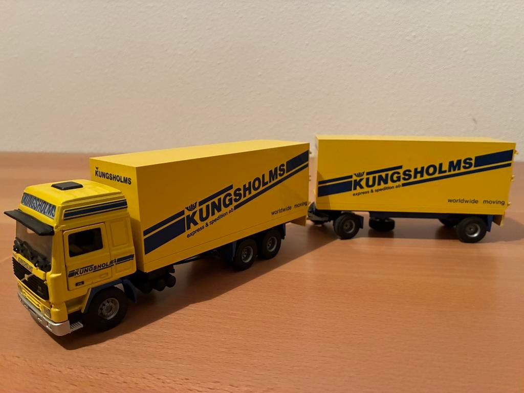 Tekno Volvo F10 Globetrotter bakwagen + aanhanger Kungsholms, Ophalen of Verzenden, Zo goed als nieuw, Bus of Vrachtwagen, Tekno