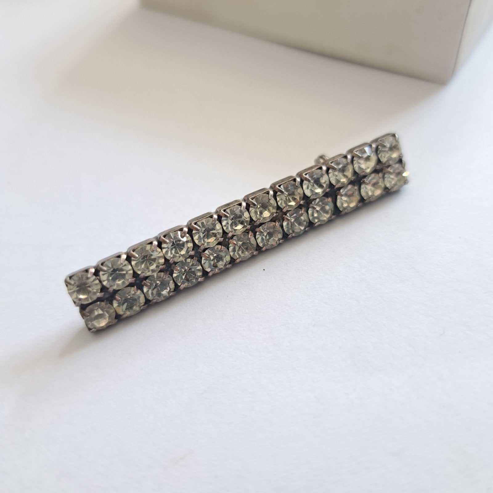 Oude strass broche langwerpig, Verzenden, Gebruikt, Zilver, Overige materialen