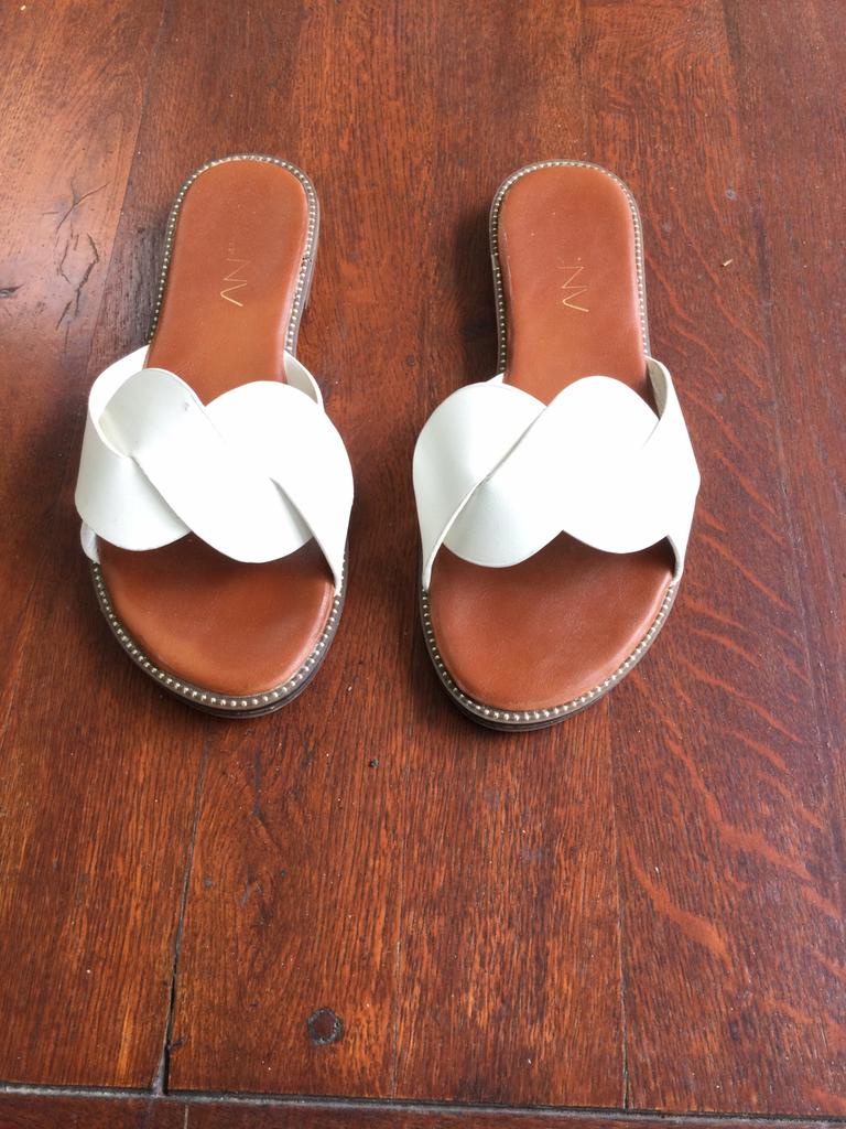 Witte slippers zgan mt 37, Ophalen of Verzenden, Zo goed als nieuw