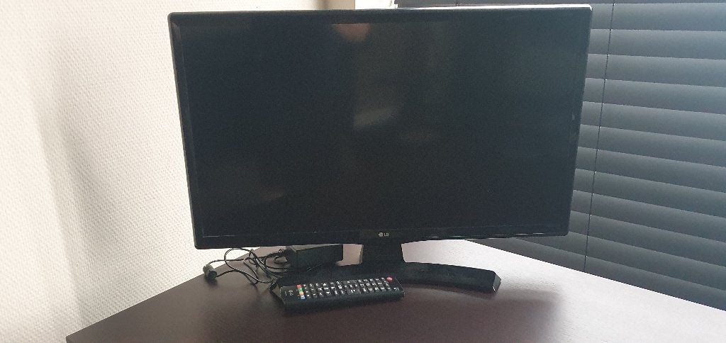 lg  tv 22 inch met afstandbediening+ adapter zgan, Ophalen, 50 Hz, LCD, Zo goed als nieuw