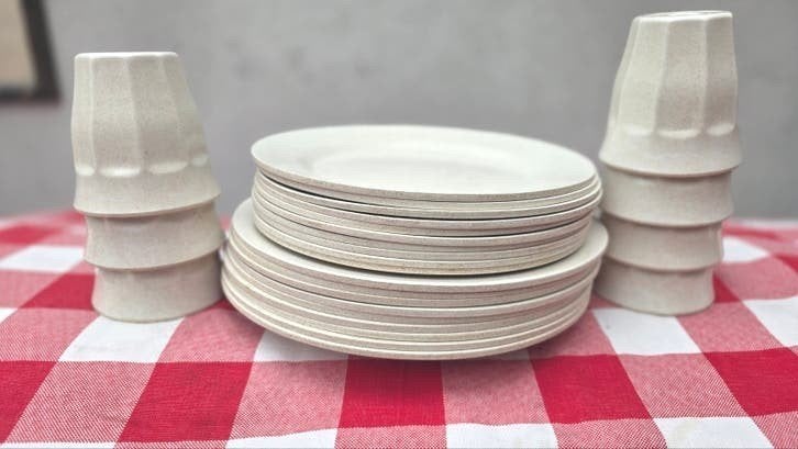 Camping servies: borden en bekers, gebroken wit, Ophalen of Verzenden, Gebruikt